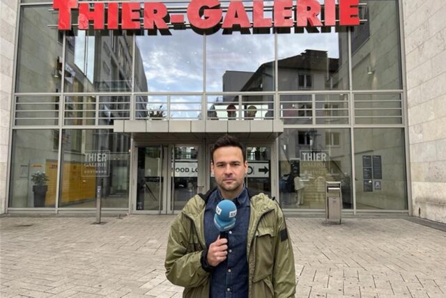 Reporter Martin Bytomski steht vor dem Eingang der Thier-Galerie in Dortmund