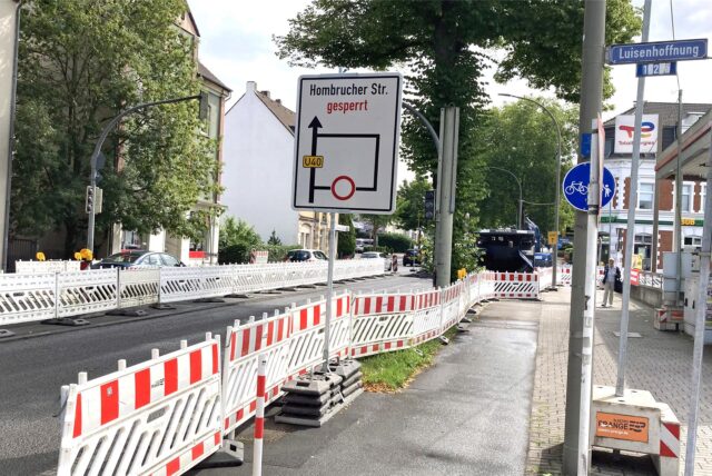 Die Stockumer Straße in Dortmund-Barop ist teilweise mit Baken abgesperrt. Ein Schild weist darauf hin, dass die Hombrucher Straße voll gesperrt ist und es eine Umleitung gibt.