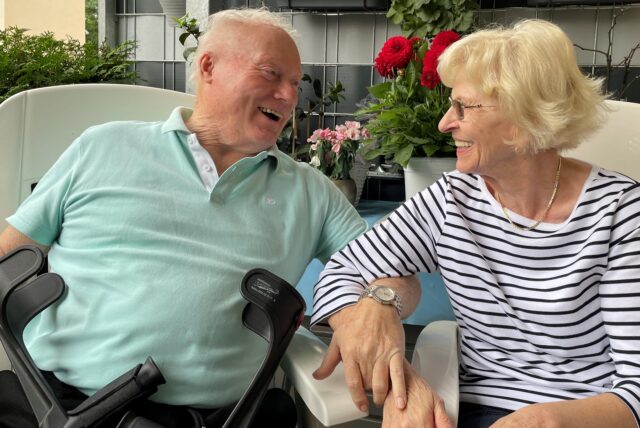 Friedhelm und Erika Tacke auf dem Balkon ihrer Wohnung in Dortmund-Rahm.