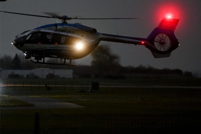 Polizeihubschrauber am Abendhimmel.