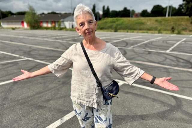 Margot Markus steht inmitten sogenannter „Donuts“ auf dem Parkplatz beim Probenzentrum des Westfälischen Landestheaters.