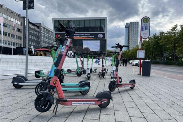 E-Scooter stehen vor dem Fußballmuseum am Königswall in Dortmund.
