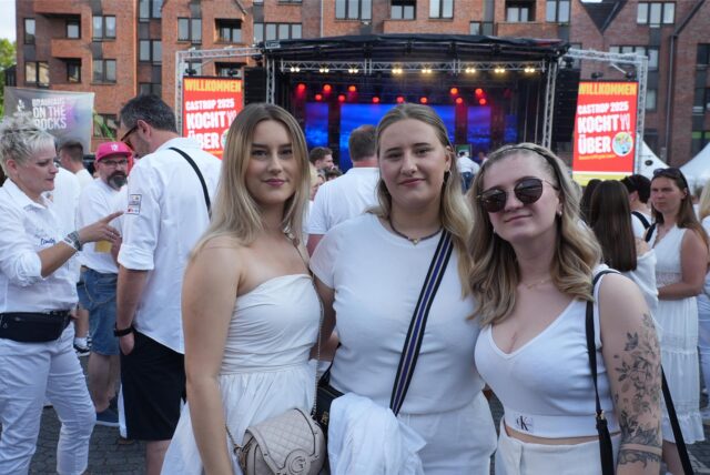 Besucher des Stadtfestes „Castrop kocht über“ sind anlässlich der „White Night“ zum Auftakt mit DJ Moguai ganz in Weiß gekleidet.