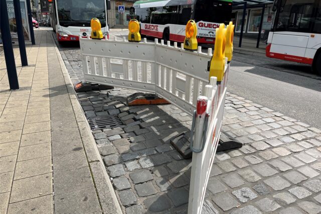 Die Bushaltestelle „Aplerbeck U“ in Dortmund-Aplerbeck ist mit Baken abgesperrt. Hier hat es einen Tagesbruch gegeben.