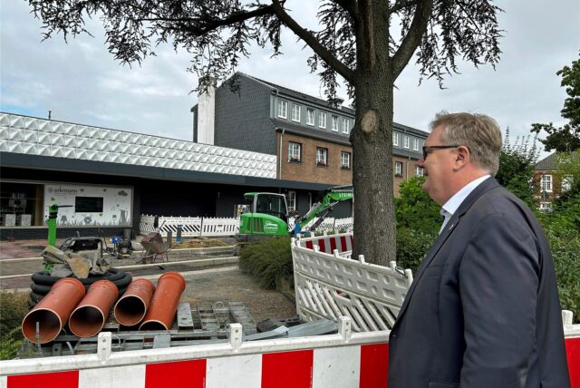 Thomas Stohldreier steht an einer Baustelle in Ascheberg.