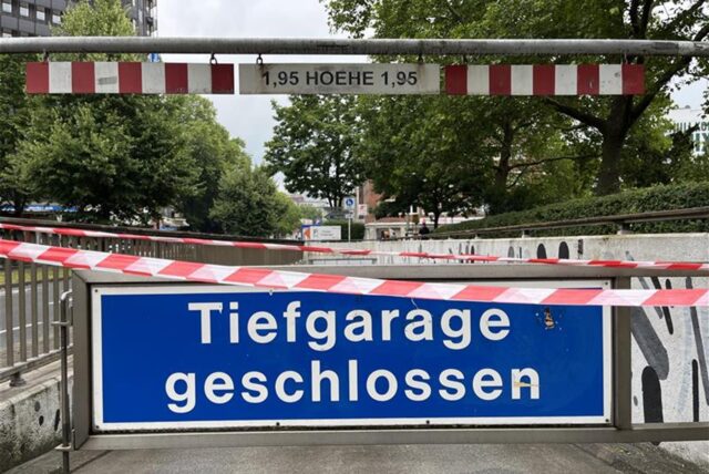 Die Einfahrt zur gesperrten Tiefgarage am Rathaus in Dortmund.