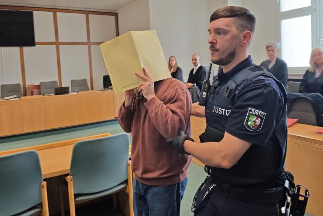 War als Jugendtrainer in mehreren Ruhrgebietsvereinen als Trainer aktiv: Der Angeklagte neben seiner Verteidigerin Isabelle Gronemeyer im Essener Landgericht.