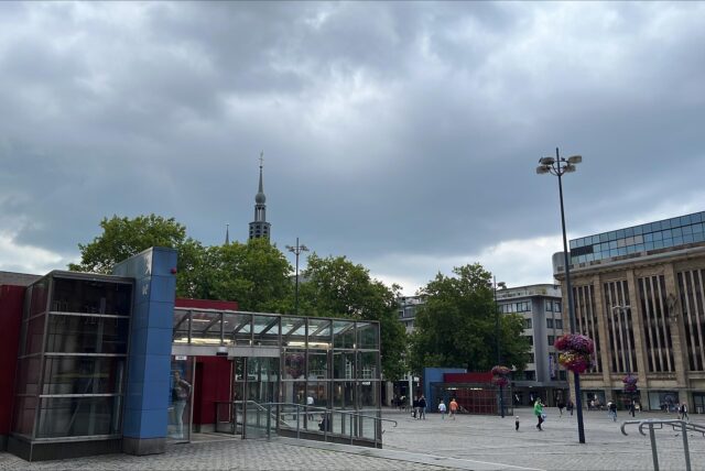 Dunkle Wolken ziehen am Abend über Dortmund.