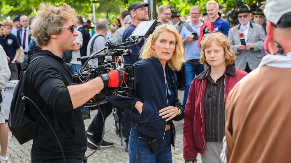 Die Schauspielerinnen Maria Furtwängler und Luise von Stein drehen eine Szene während des Schützenumzugs in Hannover.