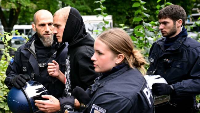 Schwarz gegen Bunt - Rechter Demonstrant wird abgeführt