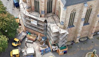 Gerüstbauer im Einsatz: Das Gerüst am stchor der Konzertkirche Ulrichskirche wird abmontiert.