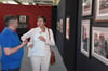 Selbst ein großer Banksy-Fan: Oberbürgermeisterin Eva-Maria Kröger ließt sich von Veranstalter Alexander Zahlmann durch die Ausstellung führen.