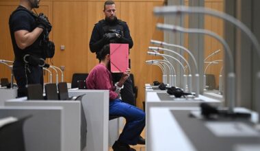Frau des Messerangreifers von Mannheim emotional