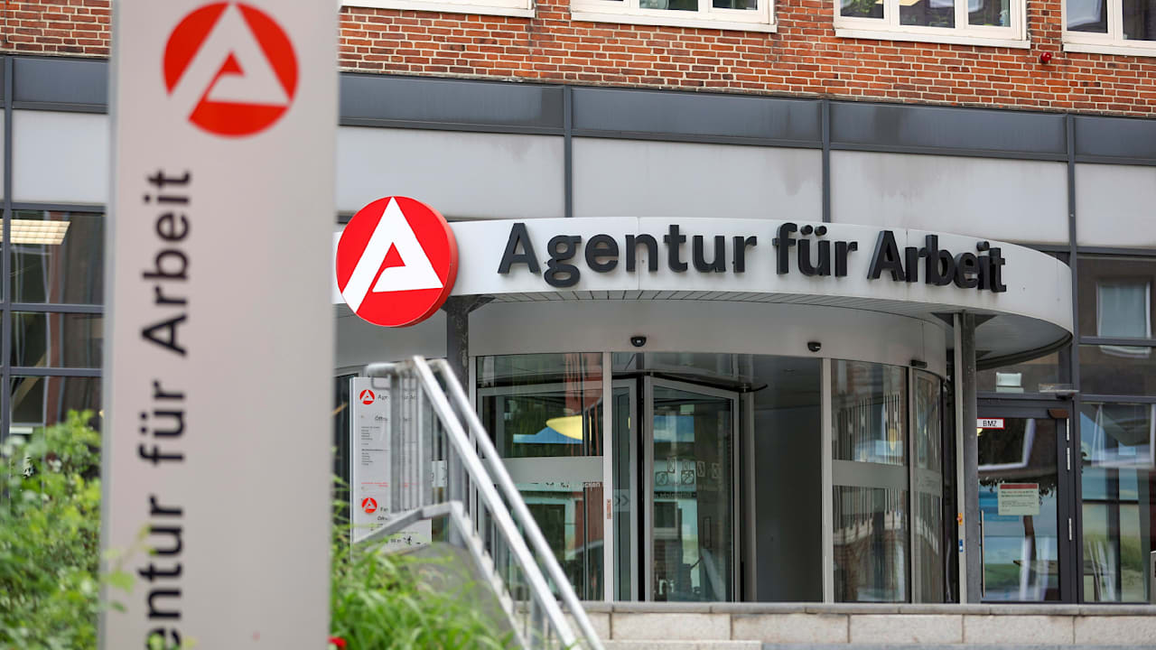 Zu wenig Vermittlungen: Jobcenter-Chef berichtet von irren Zuständen | Politik