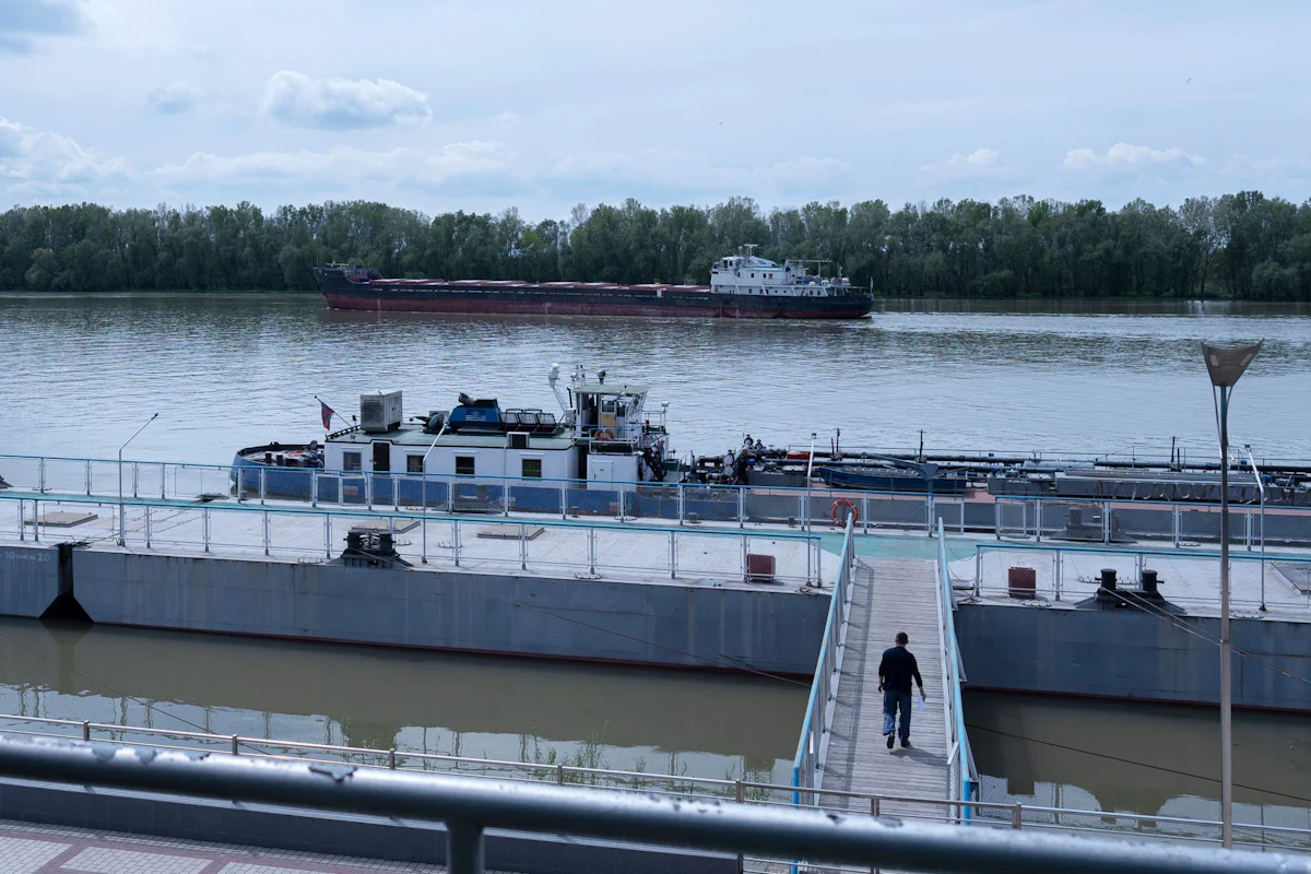 Krieg in der Ukraine - Tote nach Explosion bei Flussbaggerarbeiten in der Donau - Politik
