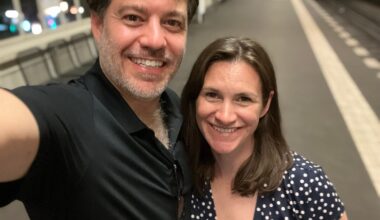 Kate Chrisman (rechts) mit ihrem Mann (links) auf dem Heimweg von einem Date.