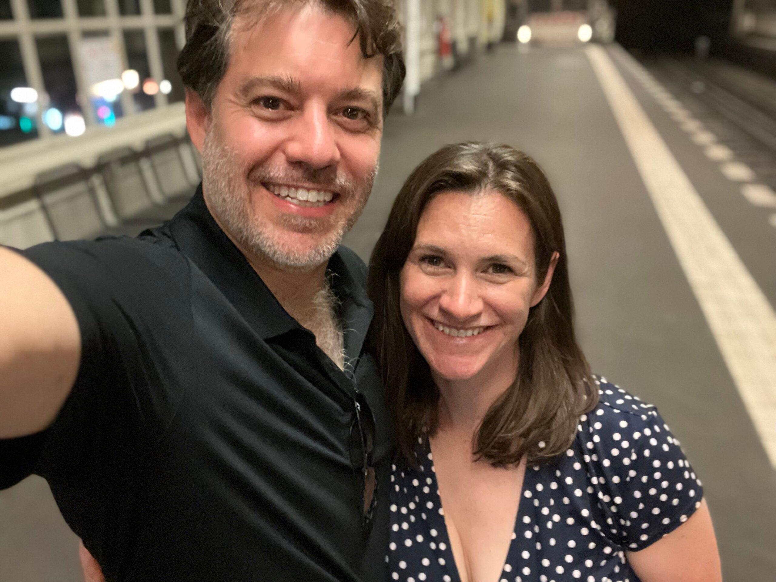 Kate Chrisman (rechts) mit ihrem Mann (links) auf dem Heimweg von einem Date.