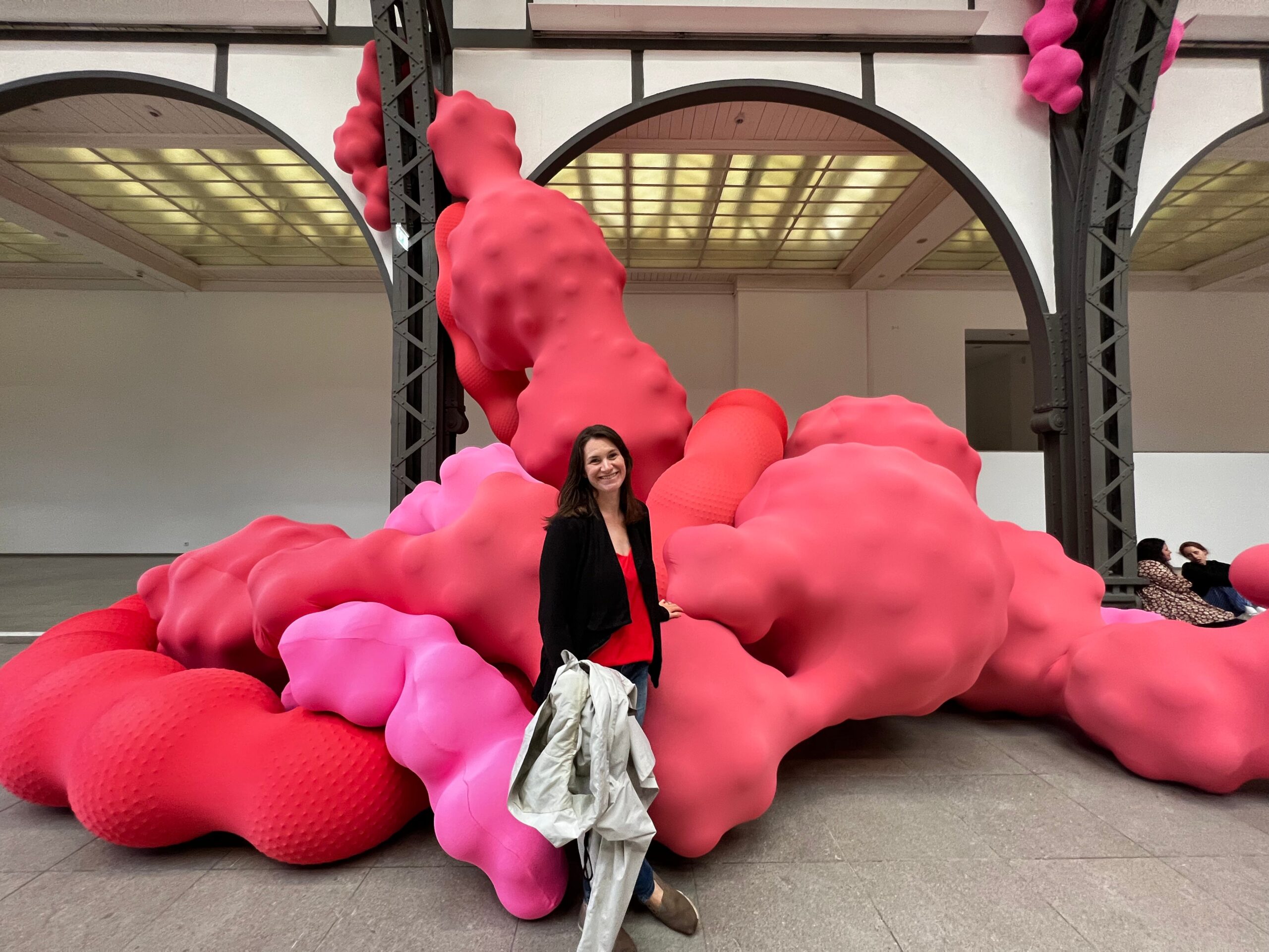 Chrisman beim Besuch einer temporären Kunstausstellung.