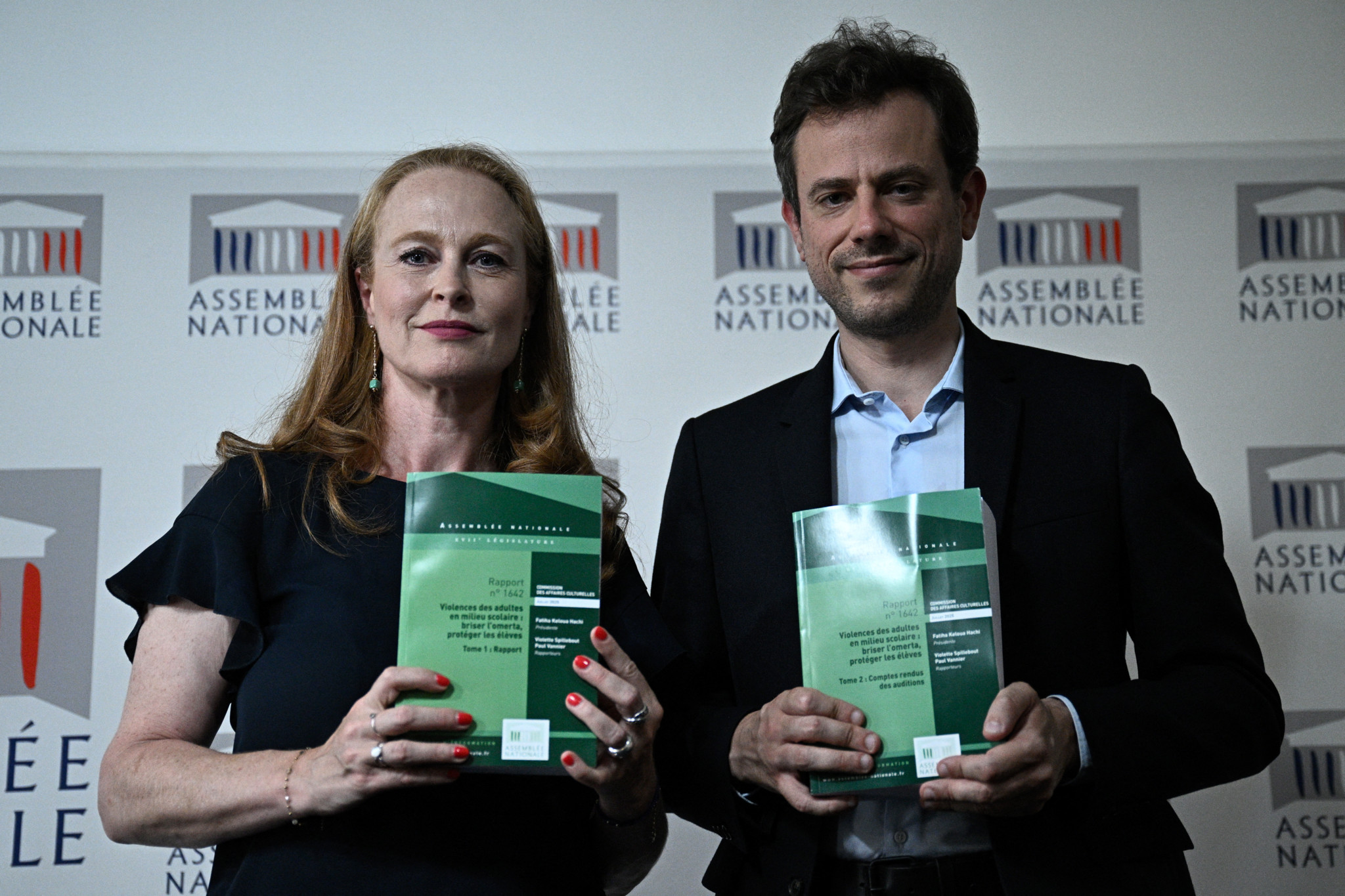 Paul Vannier und Violette Spillebout halten Berichtsmappe der Untersuchungskommission über Gewalt an Schulen in der Nationalversammlung in Paris.