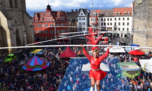 Die Geschwister Weisheit bei einem Auftritt beim Salzfest Halle.