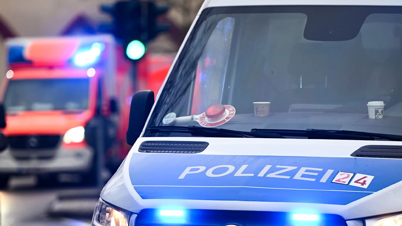 Polizei sucht junge Frau (19) und findet sie in Kiste eingesperrt | Regional