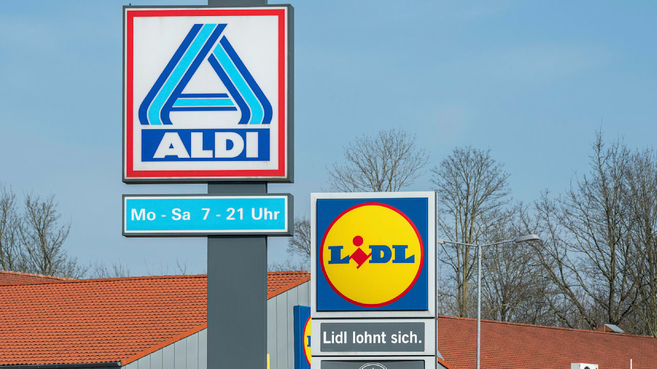 Aldi macht Schluss, Lidl setzt auf KI: Das Discounter-Duell im Netz | Geld