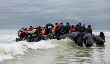 Was bringt der französisch-britische Migrationspakt? – DW – 11.07.2025