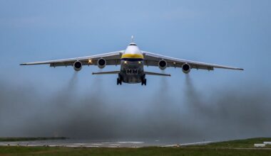 Riesenflieger AN-124 am Flughafen Leipzig/Halle gelandet