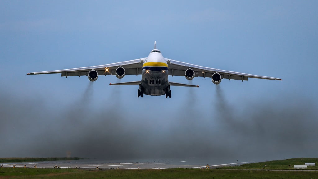 Riesenflieger AN-124 am Flughafen Leipzig/Halle gelandet