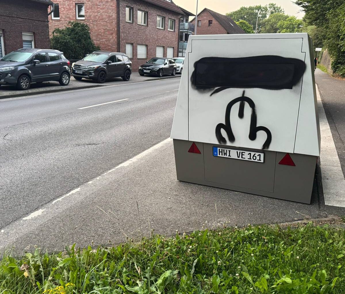 Blitzeranhänger in Essen wird beschmiert