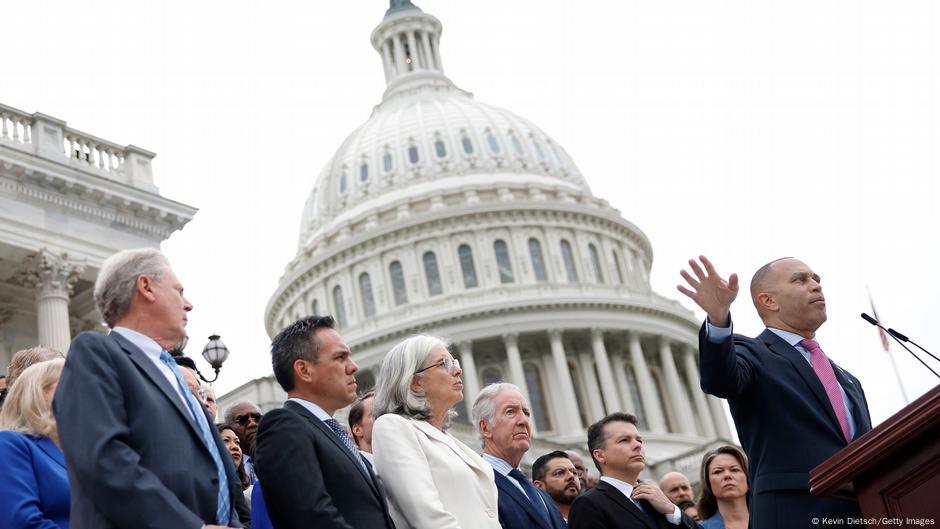 US-Demokraten kanzeln Trumps Steuergesetz ab – DW – 04.07.2025