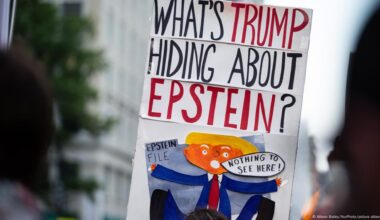 Donald Trump und der lange Schatten des Jeffrey Epstein – DW – 18.07.2025