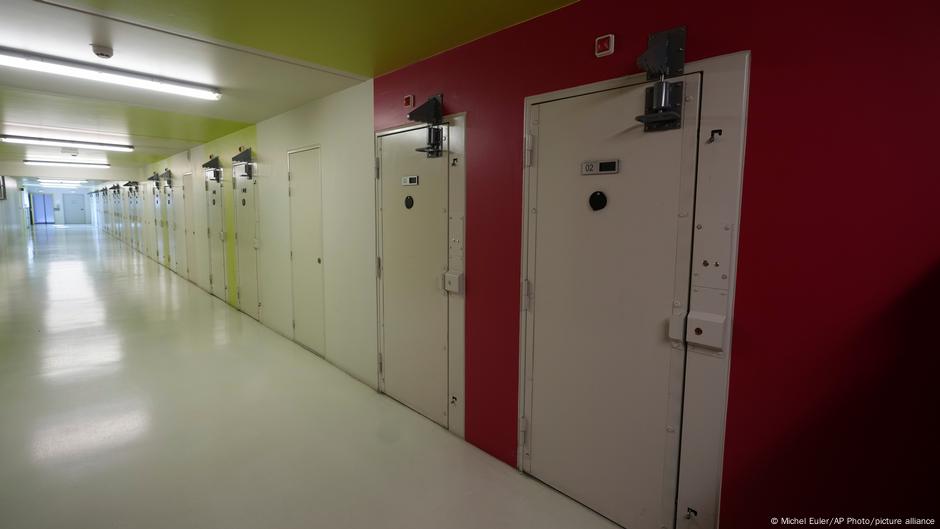 Frankreichs radikales Haftregime – DW – 31.07.2025