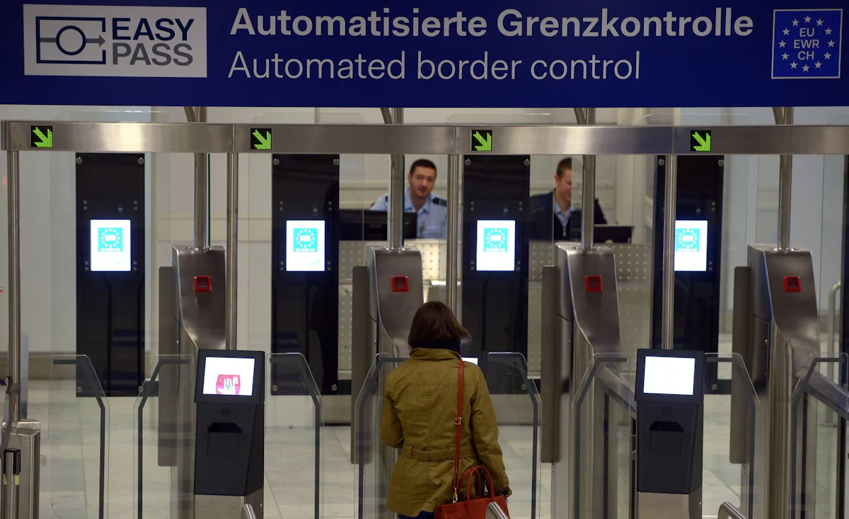 Mehr Sicherheit - Goodbye, Passstempel: EU startet elektronisches Grenzsystem - Politik