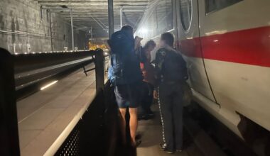 Bei totaler Dunkelheit: 400 ICE-Passagiere fünf Stunden in Tunnel gefangen | News