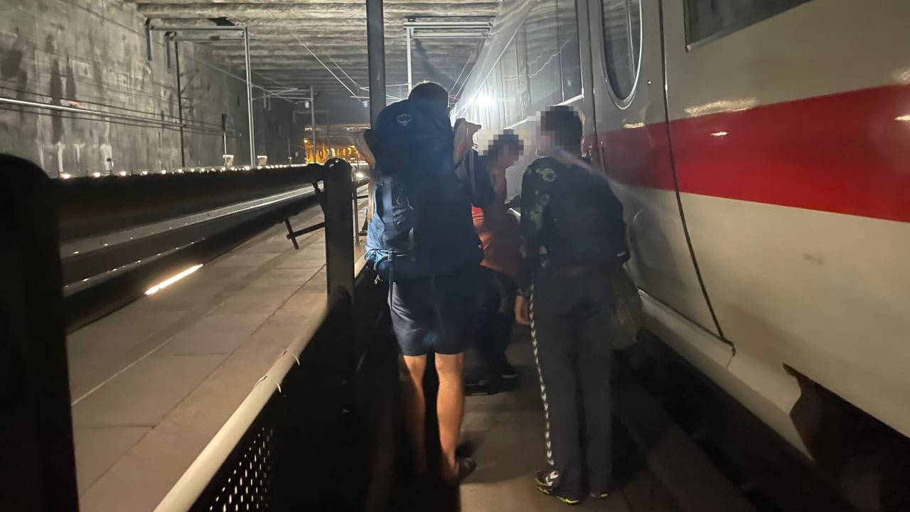 Bei totaler Dunkelheit: 400 ICE-Passagiere fünf Stunden in Tunnel gefangen | News