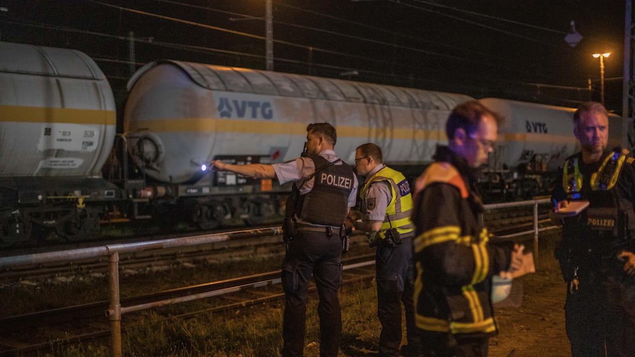 Hamburg: Jugendlicher (14) steigt auf Kesselwagen – Stromschlag auf Bahngelände | Regional