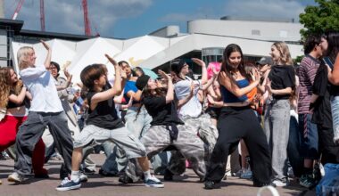 Neuer Streetdance-Trend: Hunderte K-Pop-Anhänger erobern Berliner Alexanderplatz | Regional