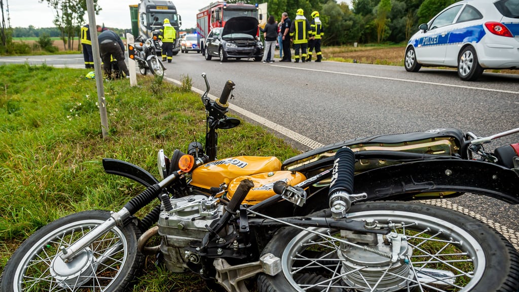 Unfall im Saalekreis: Mopedfahrer von Auto erfasst
