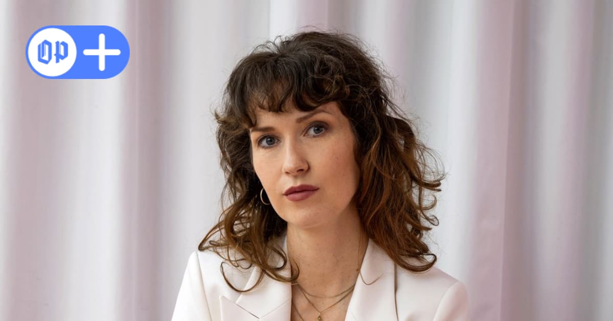 Katja Lewina liest im KFZ über Tod und Endlichkeit