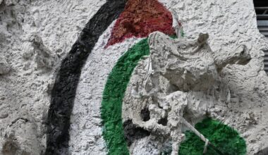 Dieses Relief, das viele an die mittelalterlich Judensau-Darstellung erinnerte, noch dazu umrahmt von der Palästinenserflagge, brachte der Kunsthochschule einen Antisemitismus-Vorwurf ein.