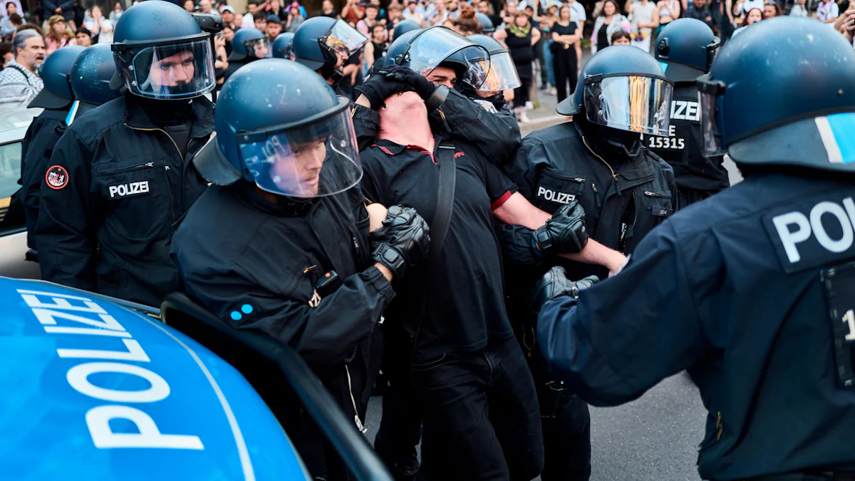 Berlin: Polizei löst propalästinensische Demo auf - viele Festnahmen - Panorama