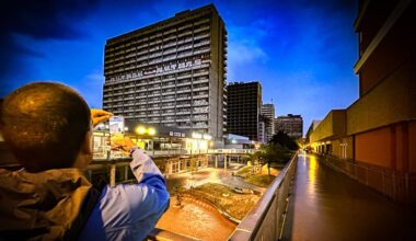Die dunklen und verfallenen Hochhausscheiben im Zentrum von Halle-Neustadt wirken im Dunkeln besonders bedrohlich. In der Passage trifft man nach Ladenschluss nur noch wenige Passanten.