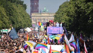 CSD Berlin: Anspielungen auf Merz - Festnahmen vor Gegendemo - Politik