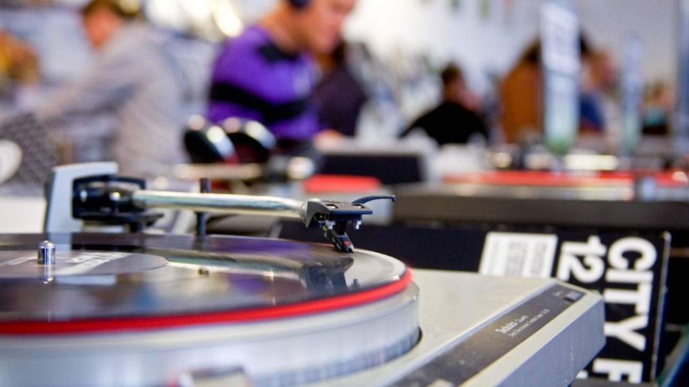 Toni Uthoff stöbert gerne im Optimal Record Store nach spannenden Platten.