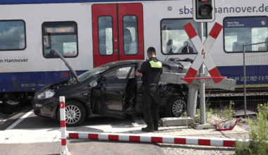 Auto und S-Bahn stoßen bei Hannover zusammen