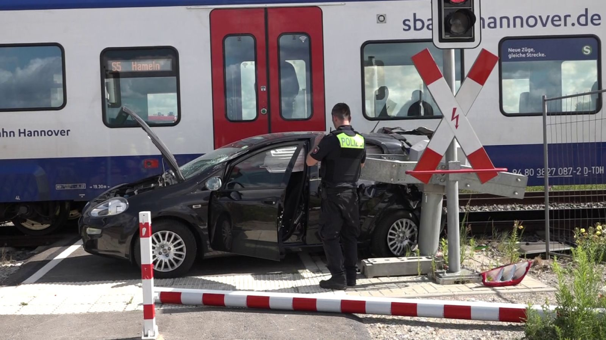 Auto und S-Bahn stoßen bei Hannover zusammen
