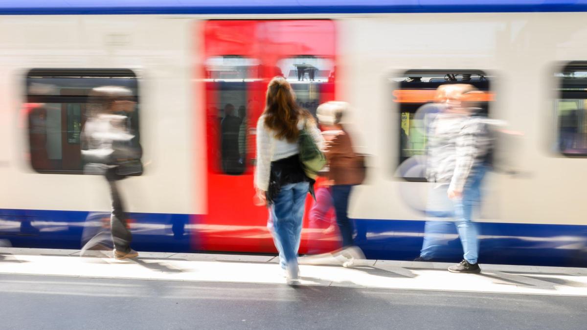 Frau wird bei München von S-Bahn erfasst und stirbt