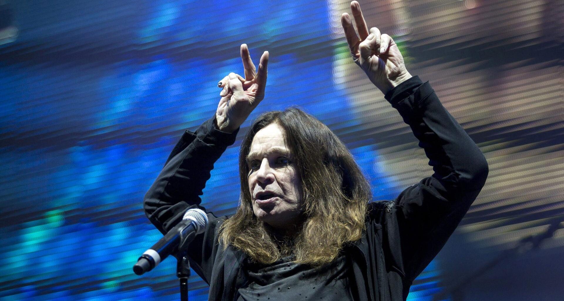 Der Sänger Ozzy Osbourne steht bei einem Konzert in der Stadt Budapest auf der Bühne.