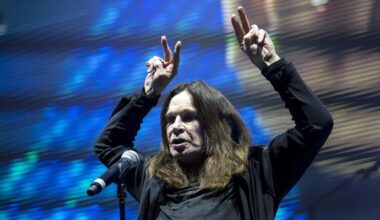 Der Sänger Ozzy Osbourne steht bei einem Konzert in der Stadt Budapest auf der Bühne.